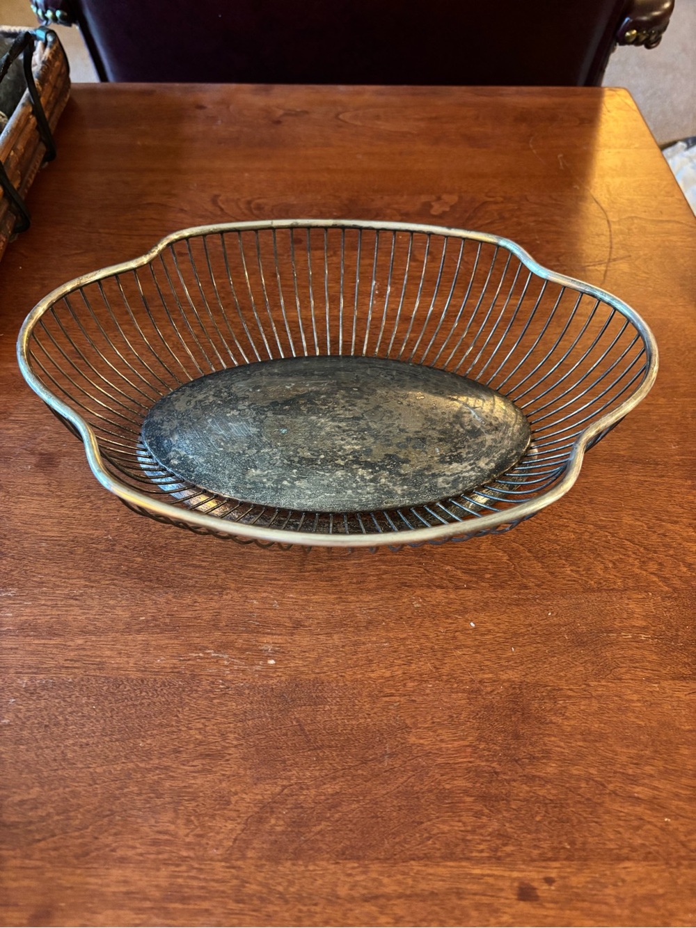 vintage silver-plated wire fruit/bread basket, scalloped rim w oval base